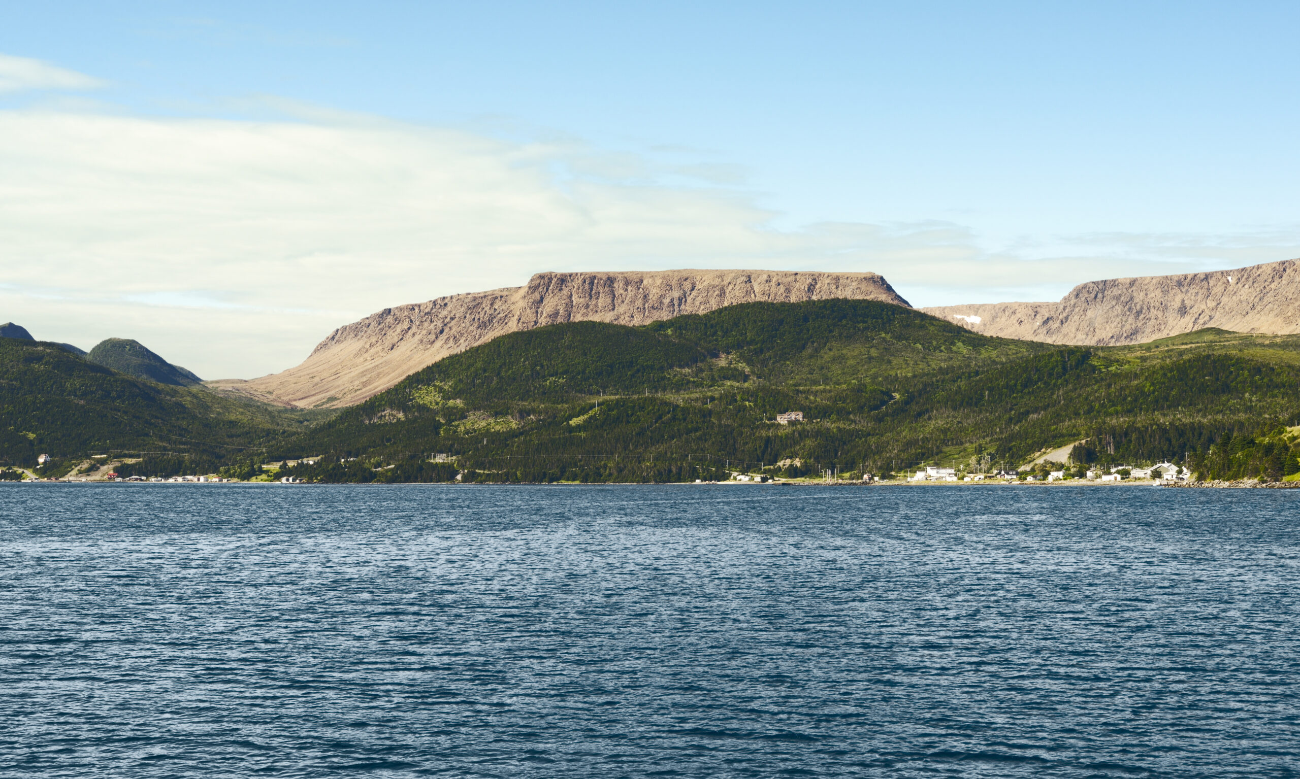 Uitzicht op de zee van Bonne Bay op Gros Morne National Park in Newfoundland Oost-Canada