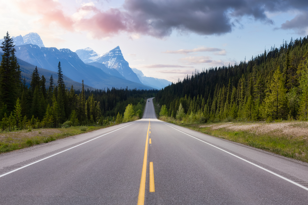 Rijden over de Icefields Parkway in Banff National Park tijdens een reis door West-Canada