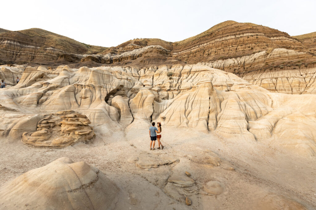 Een koppel dat de Hoodoo Trail ontdekt in de Badlands van Alberta tijdens een reis door West-Canada