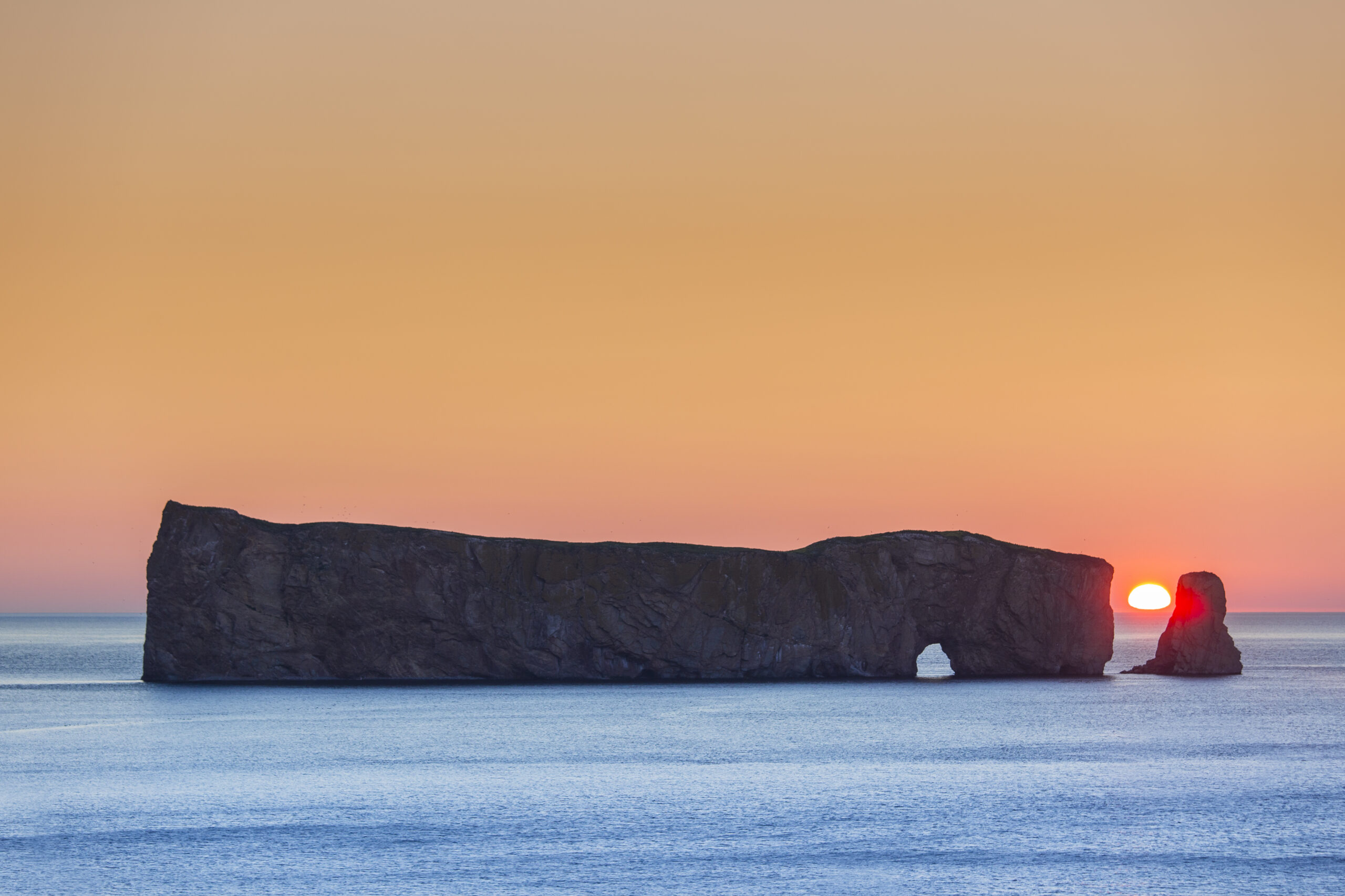De Rock van Percé op het Gaspesie schiereiland in Oost-Canada tijdens een zonsopkomst