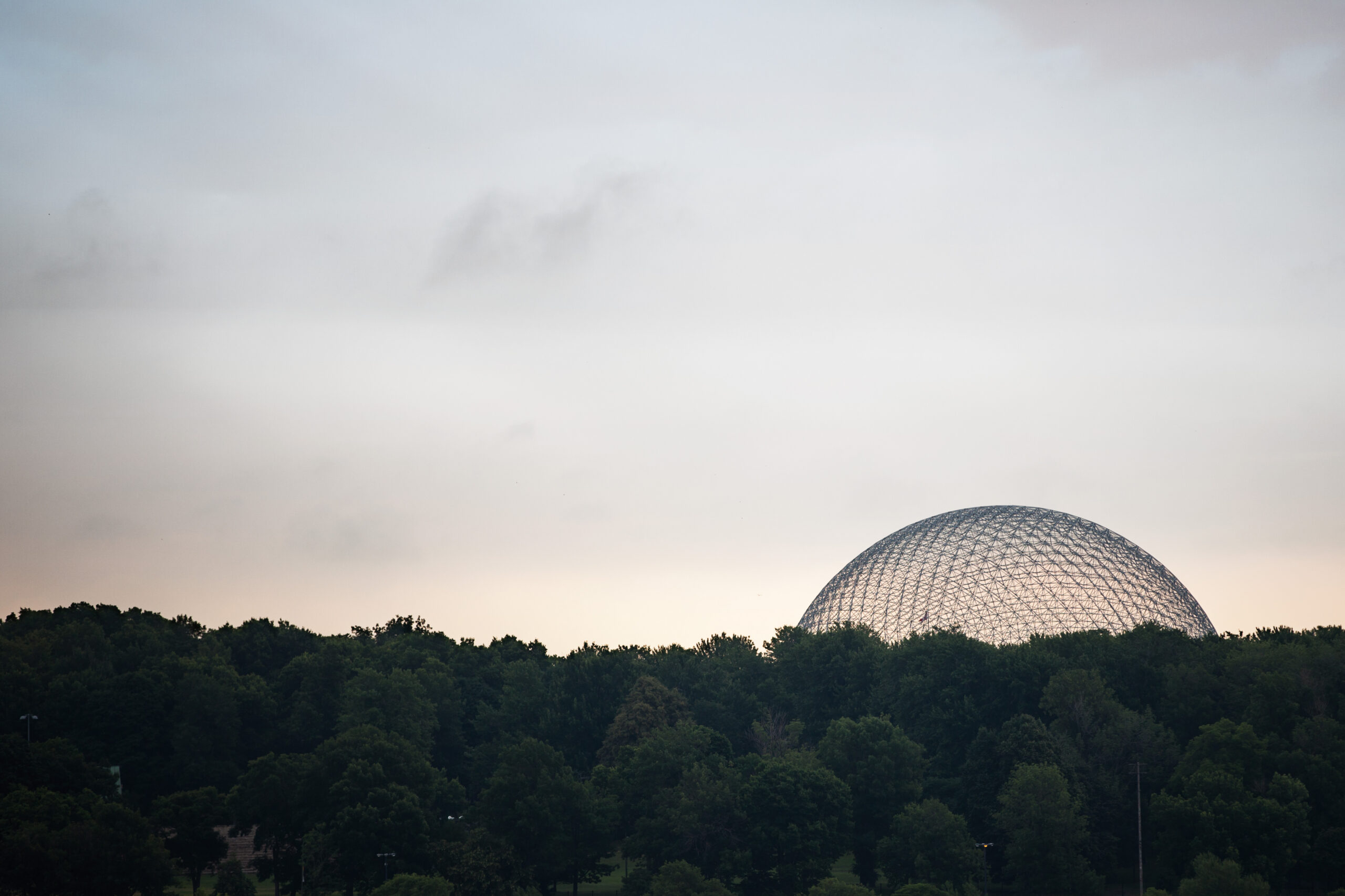 De biosphere in Montreal spotten tijdens een rondreis door Oost-Canada