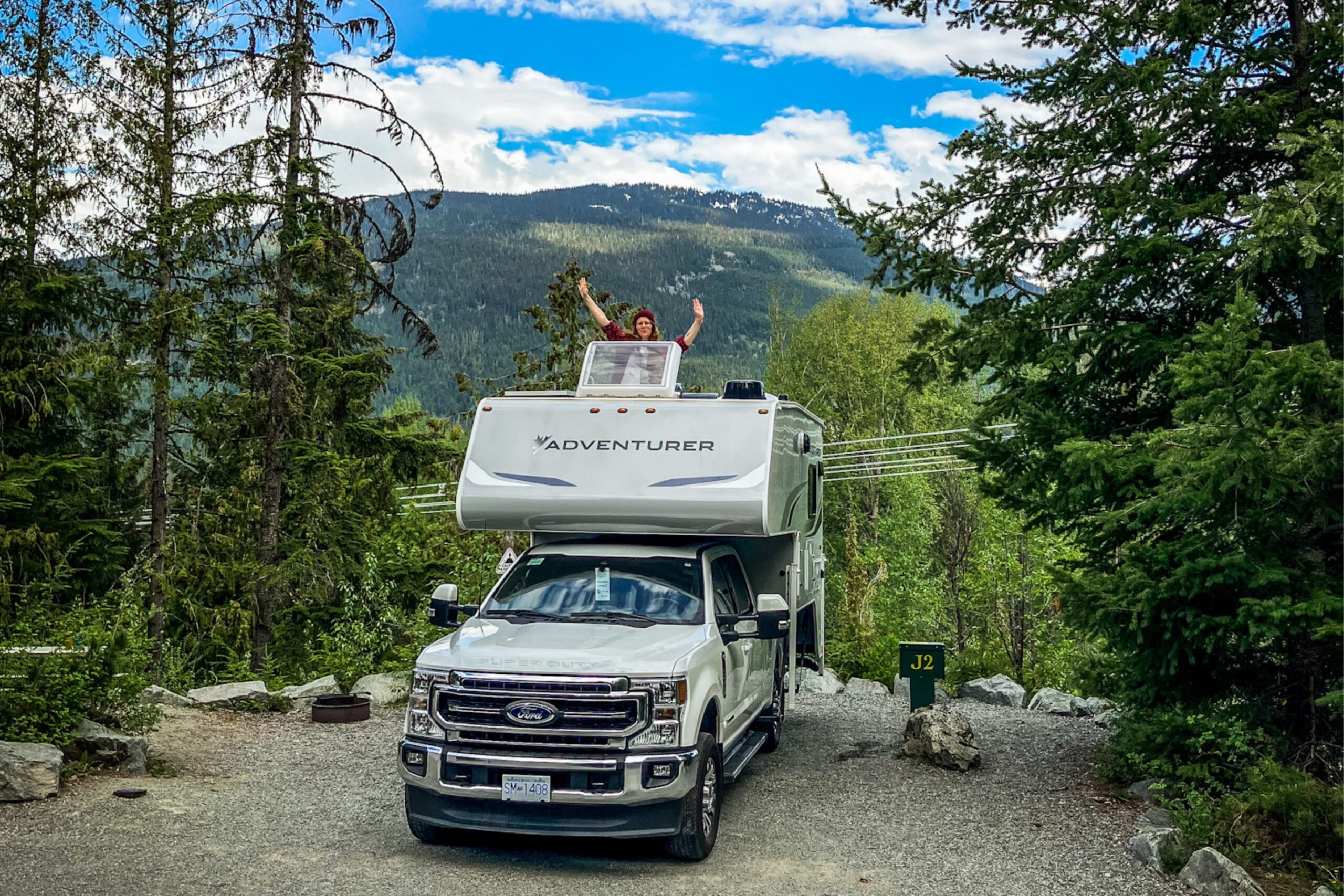 Een reiziger reist met een campervan door het Westen van Canada en kampeert in de Rocky Mountains