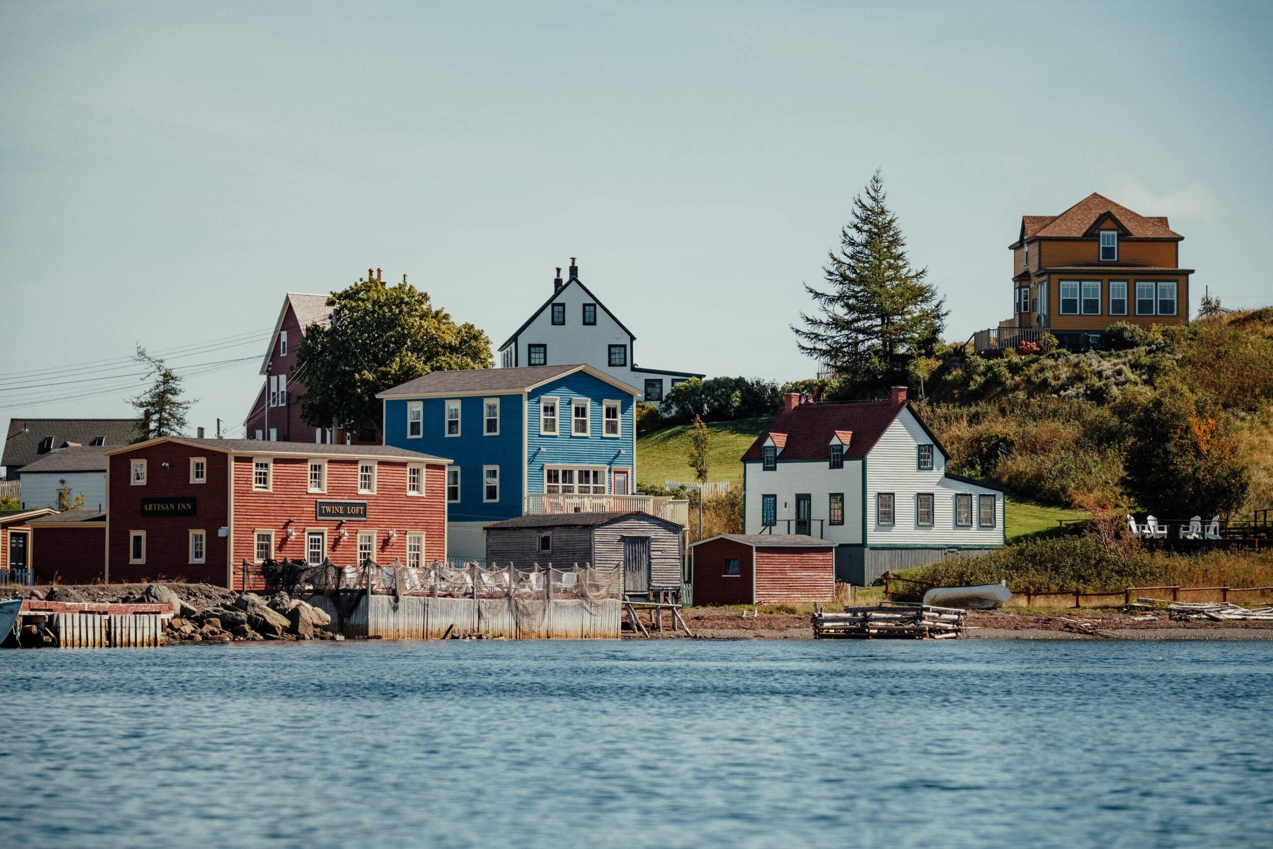 Uitzicht op Trinity in Newfoundland vanop het water