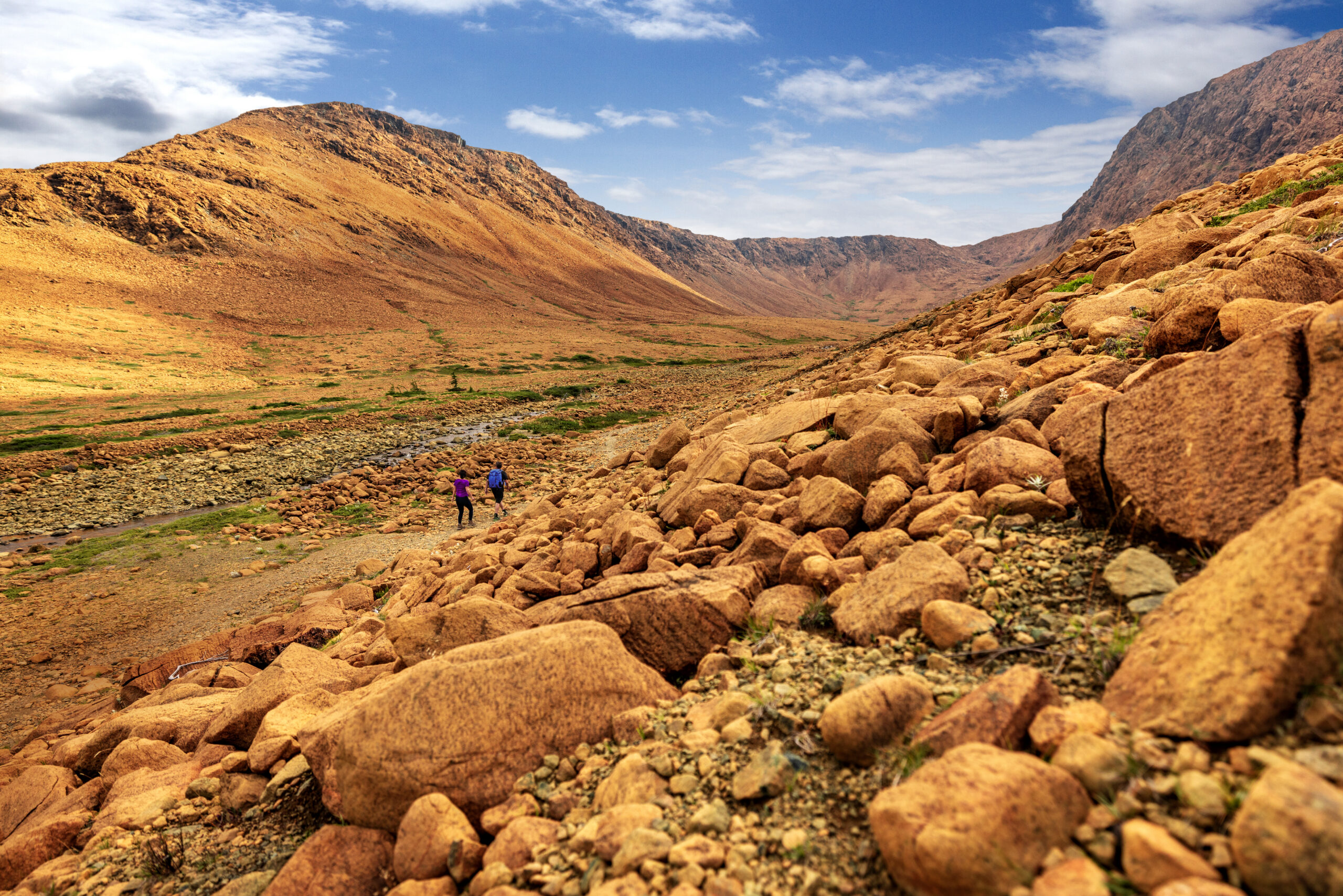 Wandelaars hiken door de Tablelands in Gros Morne National Park in Newfoundland