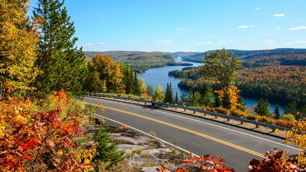 Roadtrip langs de weg in Mauricie National Park wanneer het vol staat van de herfstkleuren