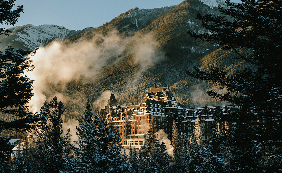 Fiarmont Banff Springs hotel in de winter omringd door de bergen van de Rocky Mountains