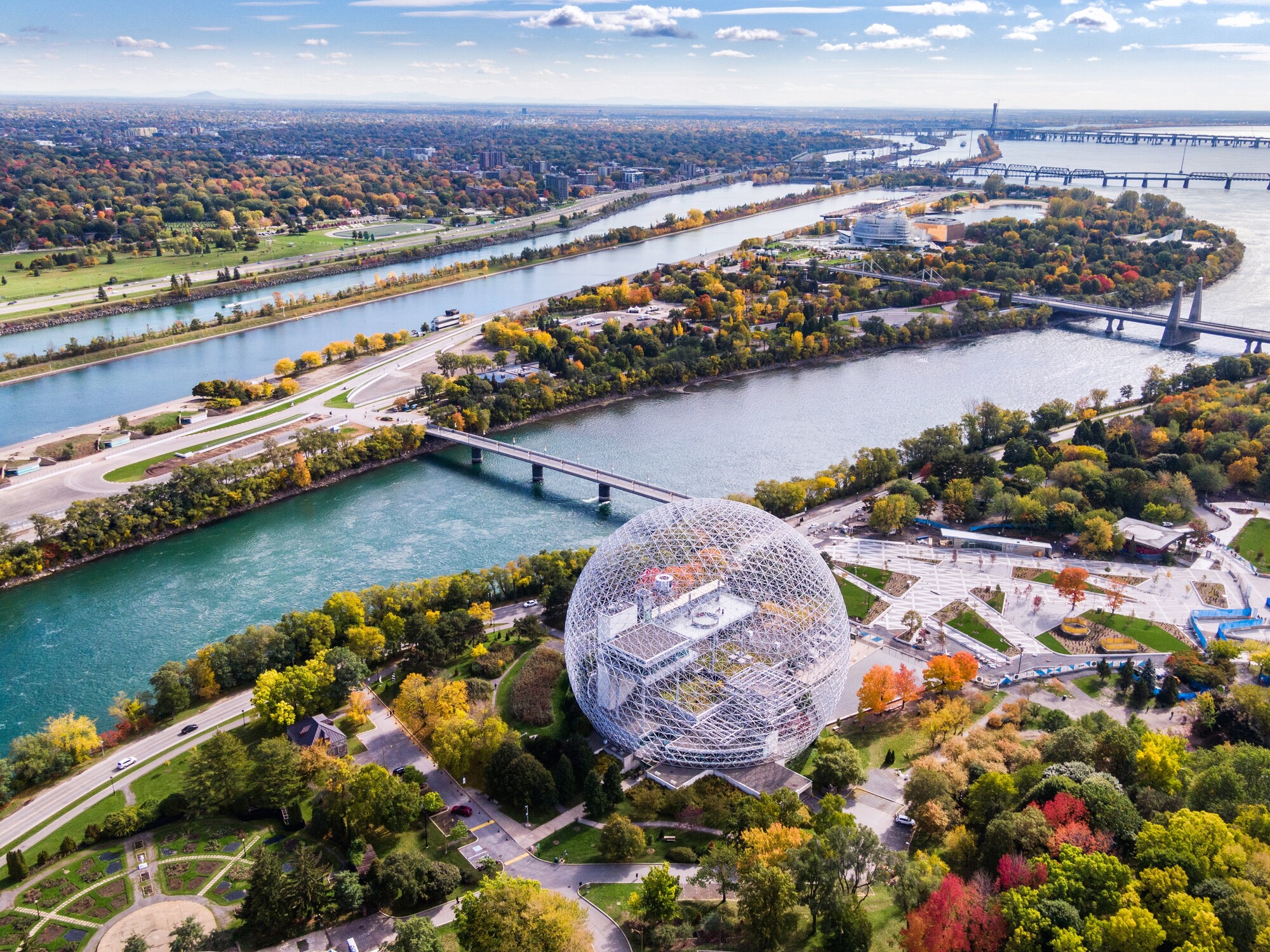 Het biosphere museum in Montreal vanuit de lucht en met herfstkleuren