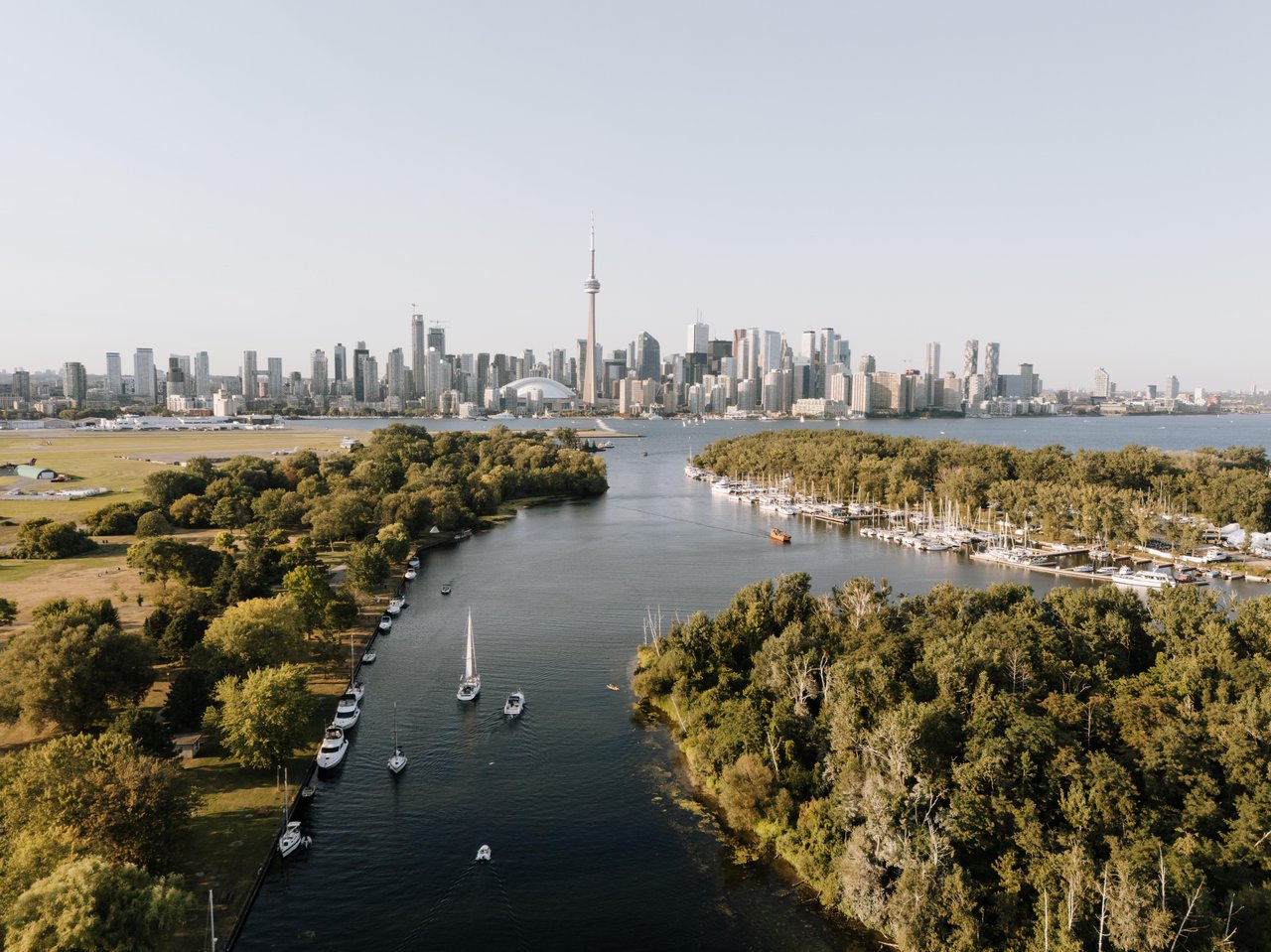Uitzicht op de skyline van Toronto vanboven de groene Toronto Island