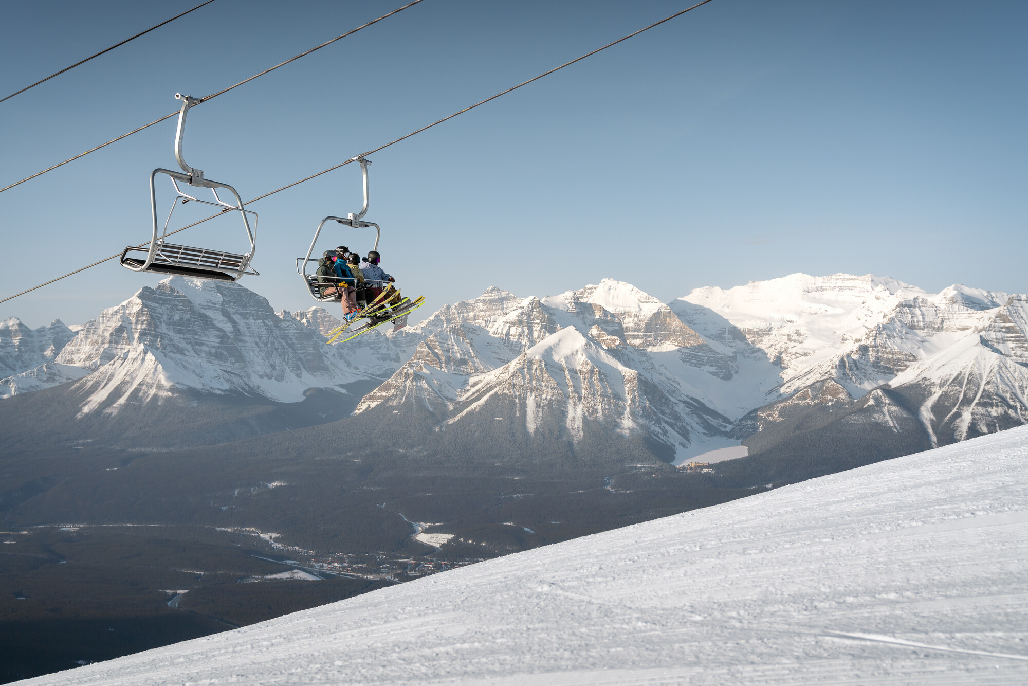 Skiërs op een skilift in het skigebied van Banff National Park en Lake Louise
