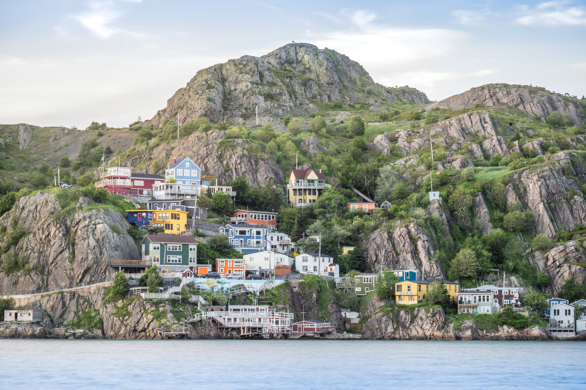 Houten huisjes op een klif bij St. John's Newfoundland