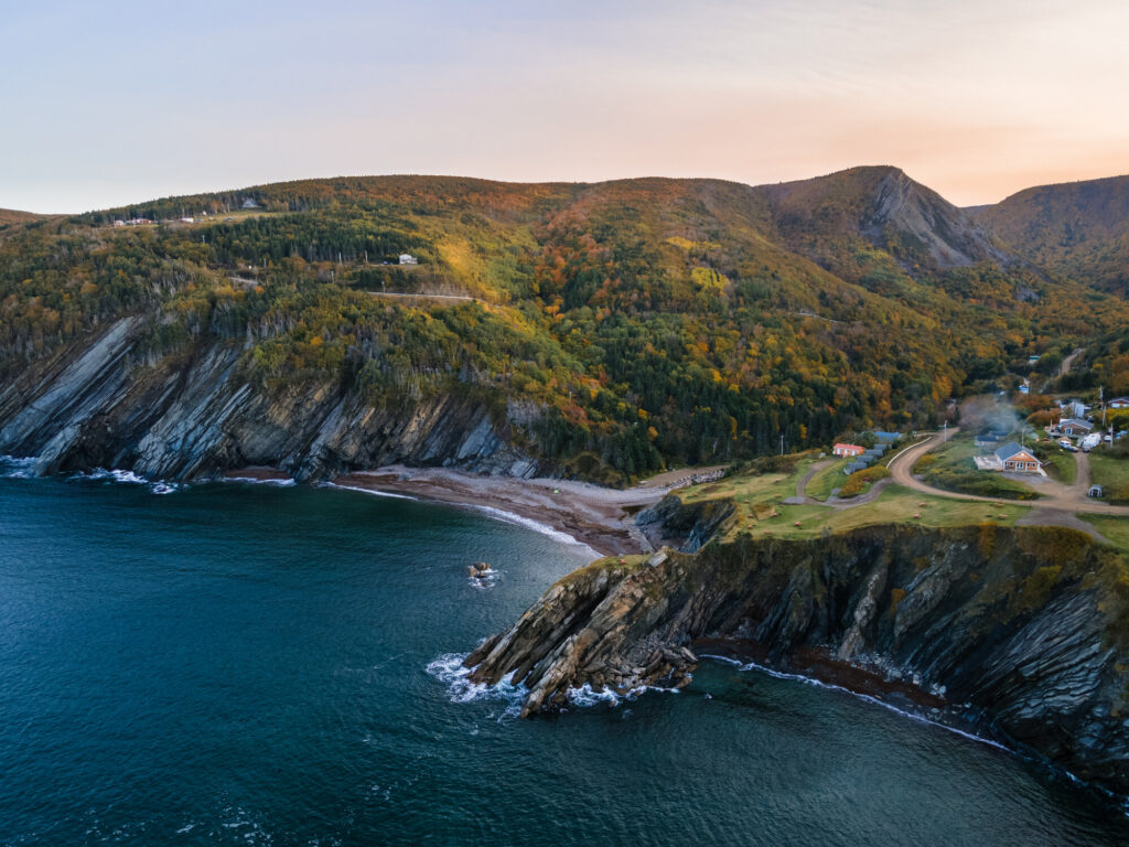 De ongerepte kustlijn van Cape Breton Nova Scotia met enkele huisjes en ruige kliffen