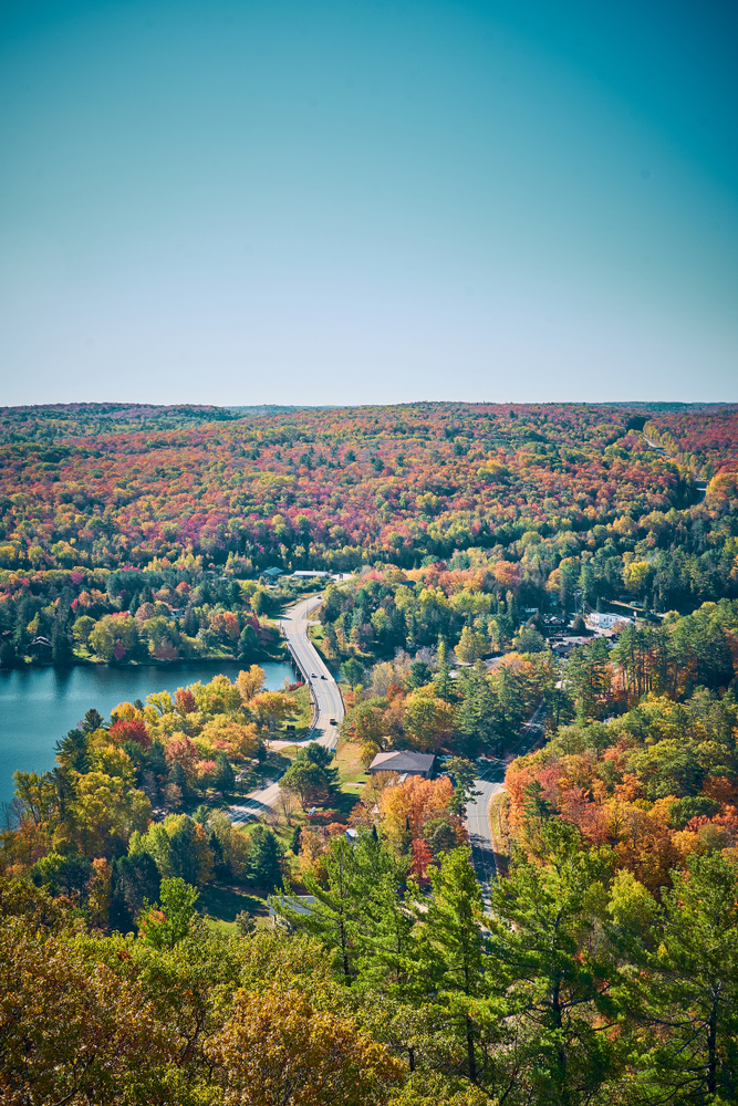 Luchtfoto van Algonquin Park in Ontario Oost-Canada tijdens de herfst