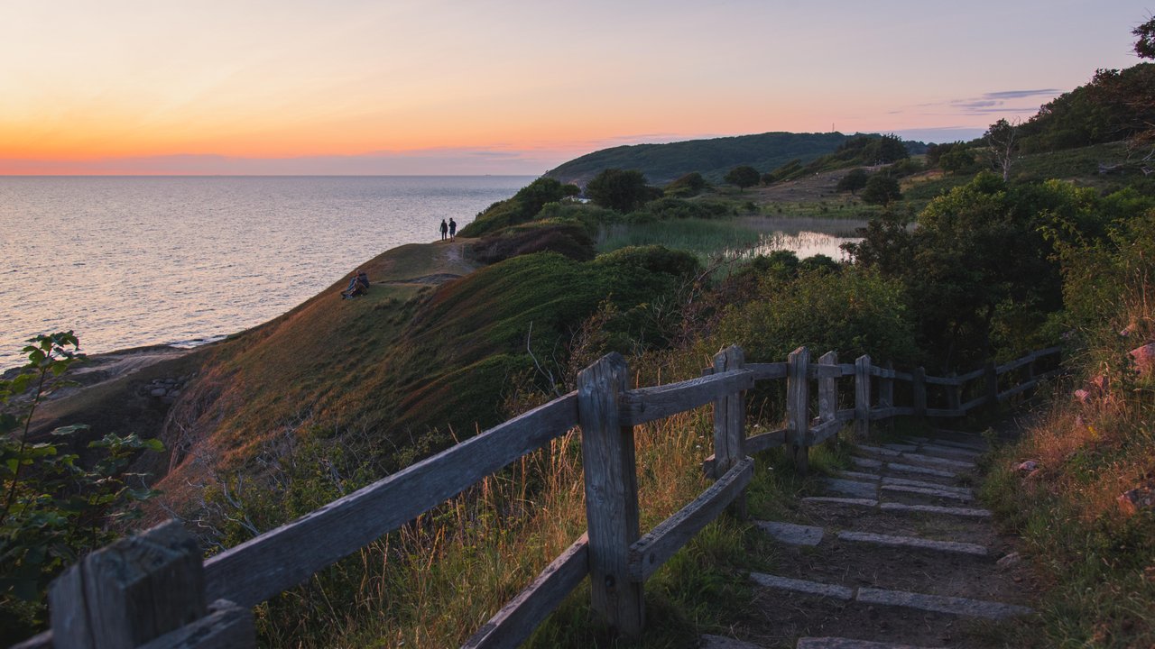 Wandelpad langs de kust bij Hammershus op Bornholm met uitzicht over de zee