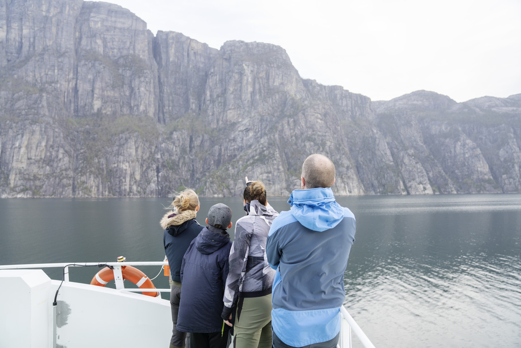 reizigers op een fjordcruise door de Lysefjord in Noorwegen